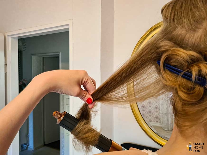 Man sieht, wie Locken mit dem Dyson Airwrap gestylt werden.